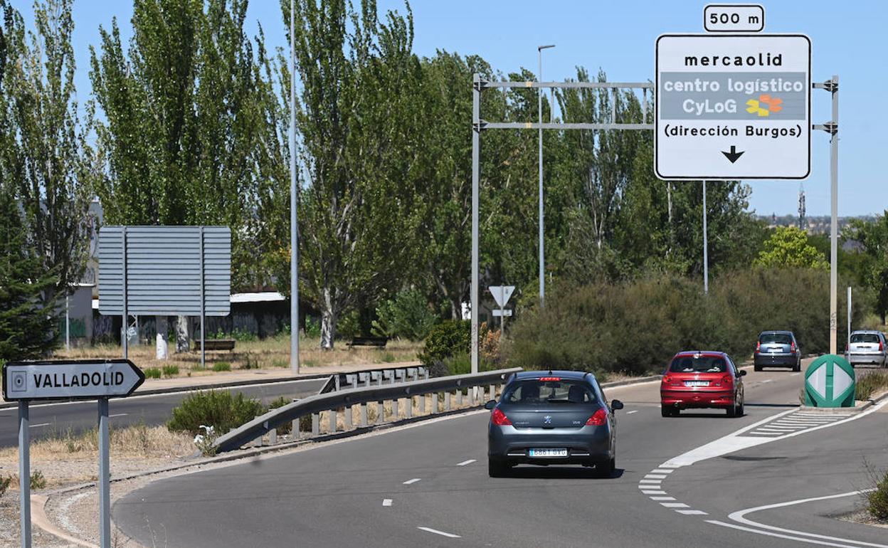 Varios coches circulan por la avenida de Soria a la altura del polígono industrial de San Cristóbal.