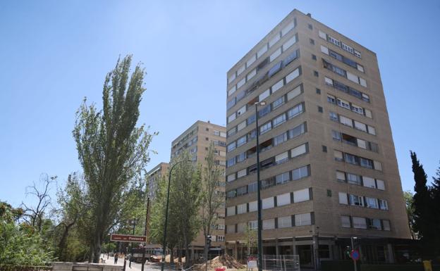 Muere un hombre al precipitarse al vacío desde un sexto piso en Huerta del Rey