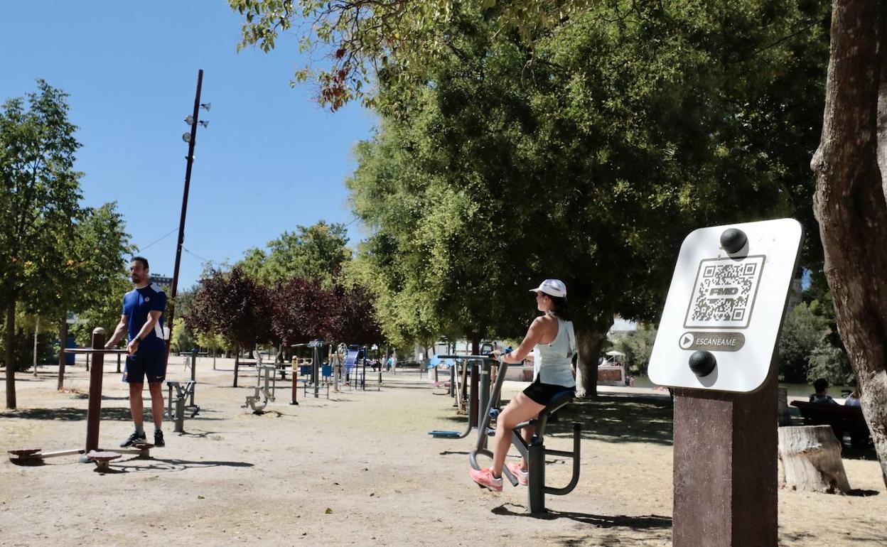 Código QR en el parque de máquinas biosaludables de la playa de las Moreras