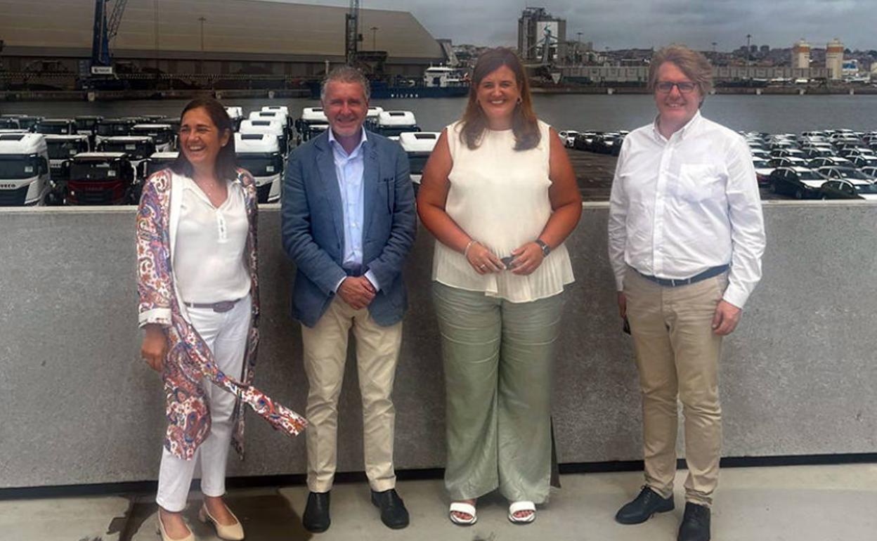 Beatriz Escudero, Andrés Ortega, Clara Martín y Jesús García Zamora, en el puerto de Santander.