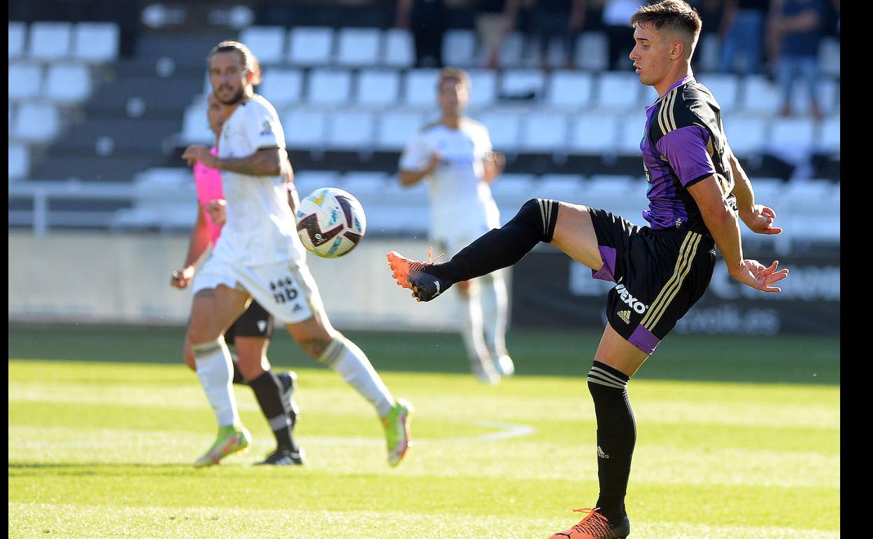 Fresneda, con el balón, durante el partido de pretemporada en Burgos. 