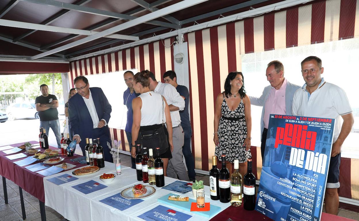 Hosteleros y representants del Ayuntamiento presentan las tapas de la próxima Feria de Día. 