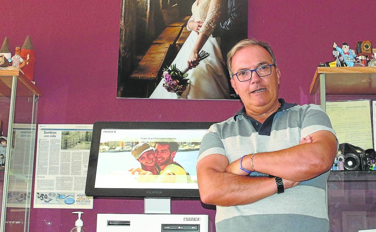 Juan Luis Misis, en su estudio de fotografía. 