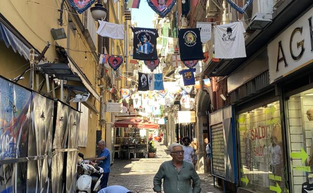 Calle de Quartieri Spagnoli, con guirnaldas maradonianas. 