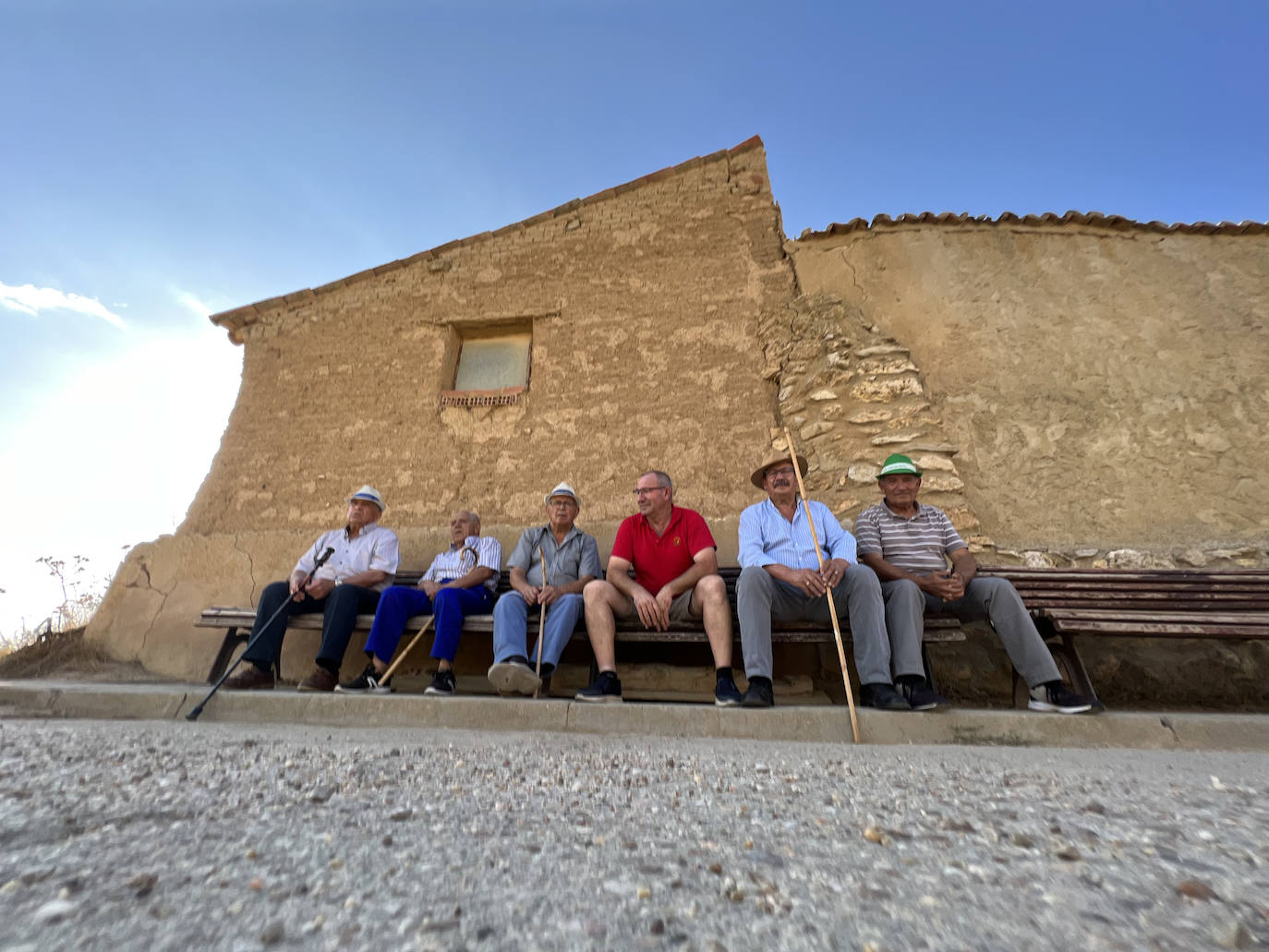 Santines, José Luis, José, Víctor, Goyo y Abel, son algunos de los torreños que se reunen en 'La Moncloa' 