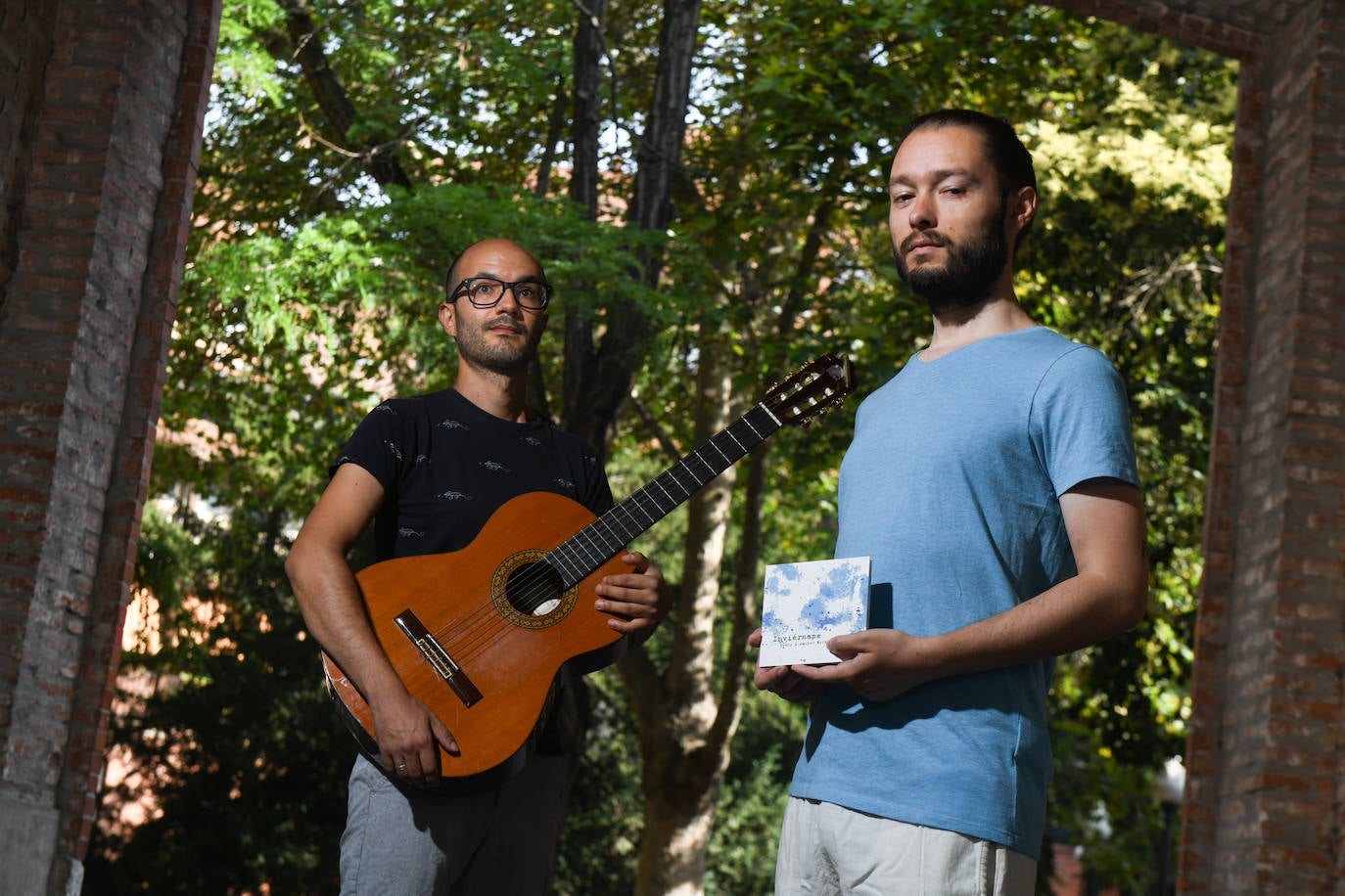 Javier Morales y Redry, con su trabajo 'Inviérname', en la plaza del Viejo Coso. 