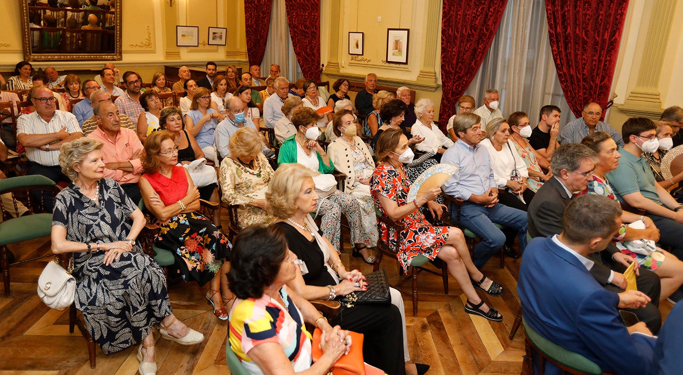 Antonio Álamo, a la derecha, durante su lectura del pregón en el Casino de Palencia