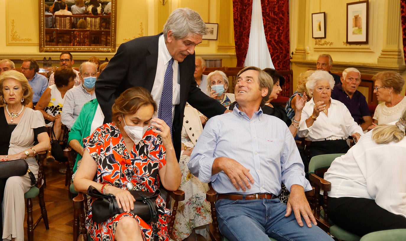 Antonio Álamo, a la derecha, durante su lectura del pregón en el Casino de Palencia