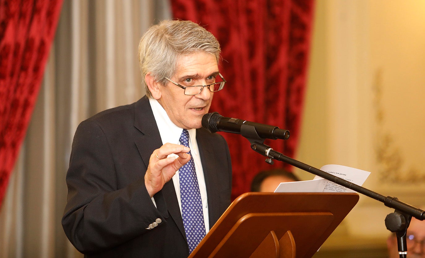 Antonio Álamo, a la derecha, durante su lectura del pregón en el Casino de Palencia