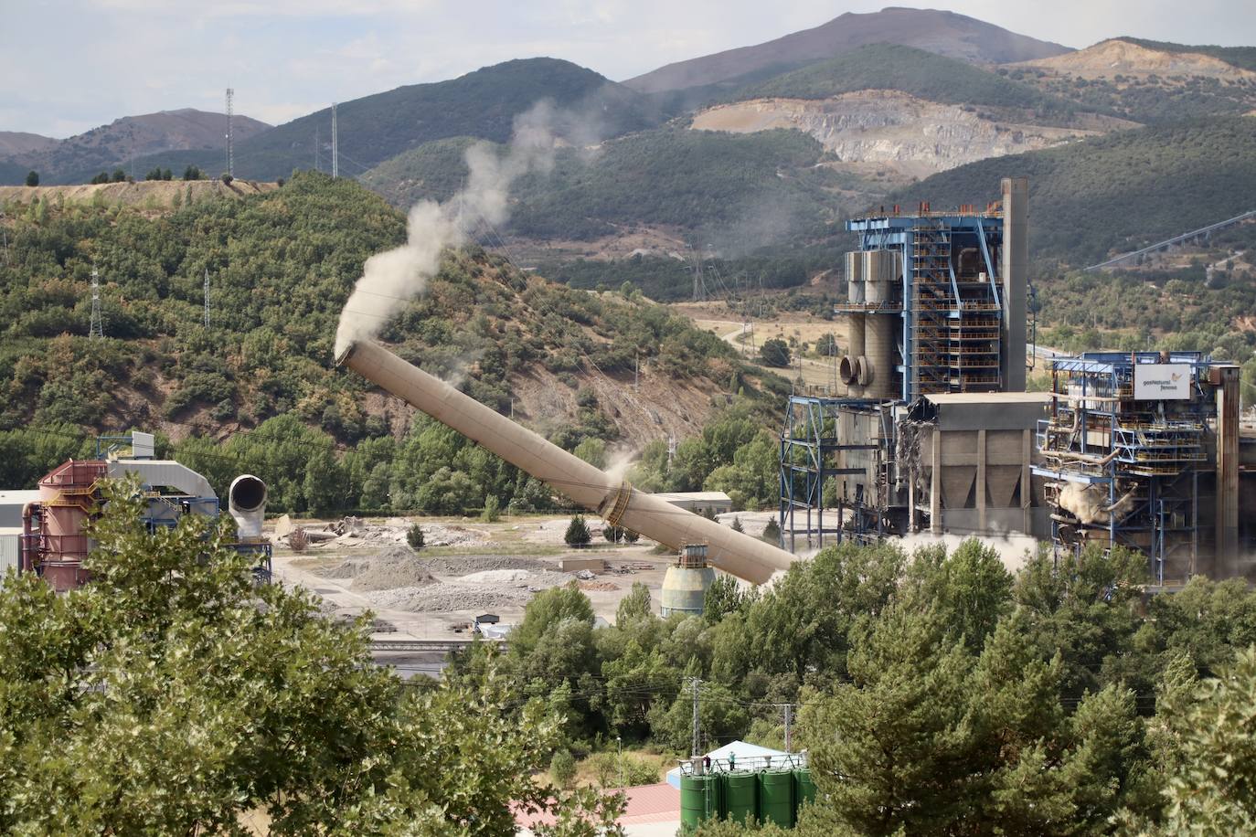 Fotos: Voladura de la chimenea de la central térmica de La Robla