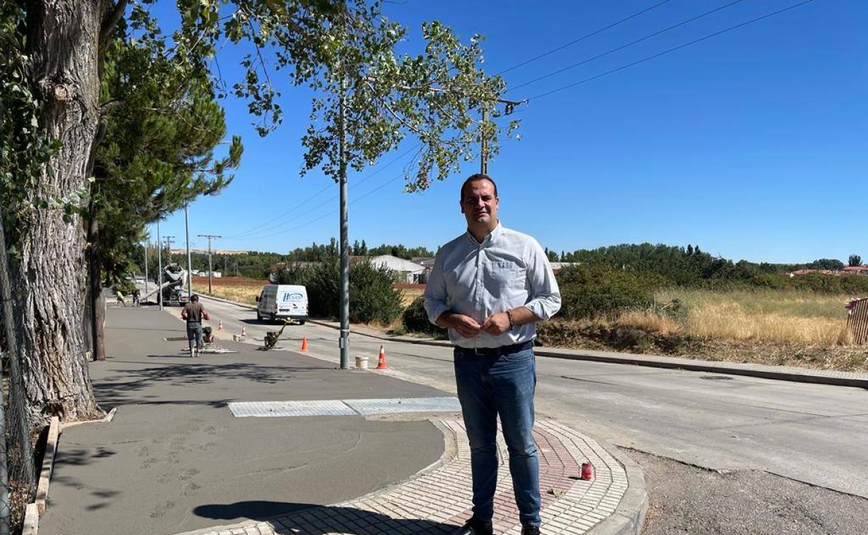 El alcalde durante una visita a las obras. 