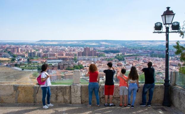 Turistas españoles visitando el Cristo del Otero, en Palencia.