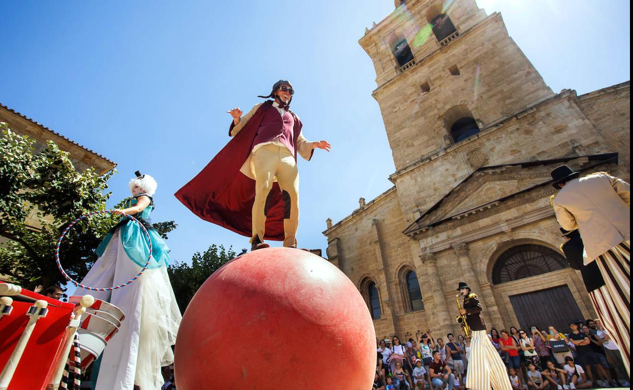 Uno de los espectáculos de la feria por las calles de Ciudad Rodrigo.