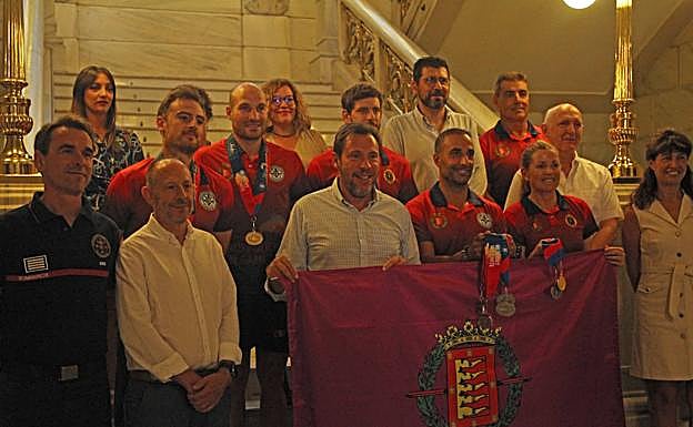 Óscar Puente junto a varios participantes en los Juegos Mundiales para policías y bomberos. 