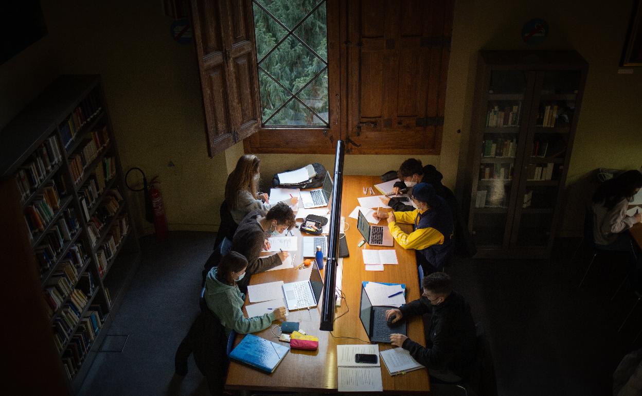 Estudiantes en la biblioteca.