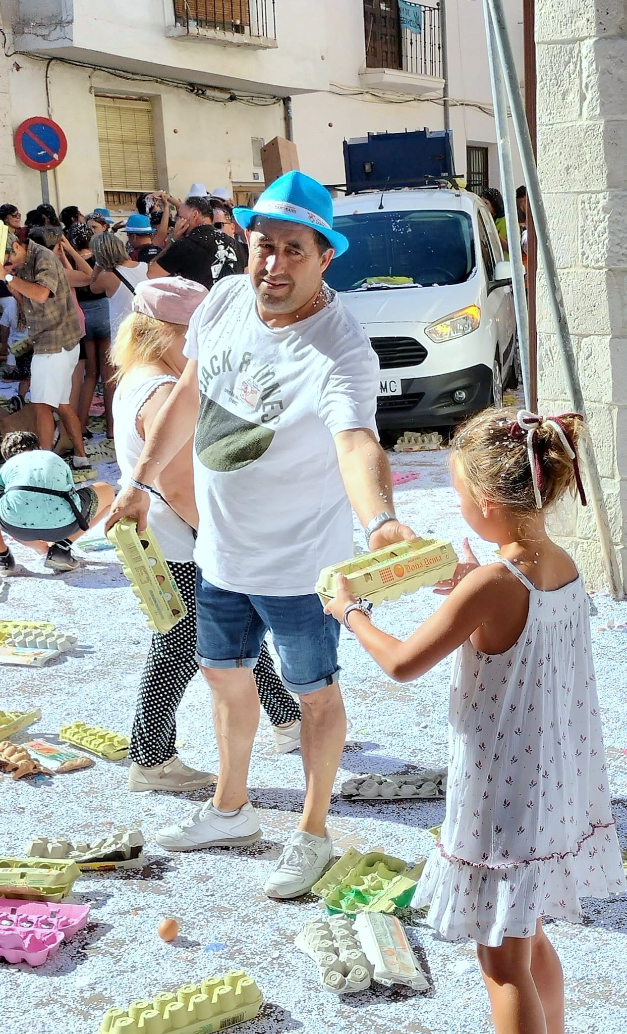 Dueñas vivió una batalla campal con su particular 'guerra de huevos'