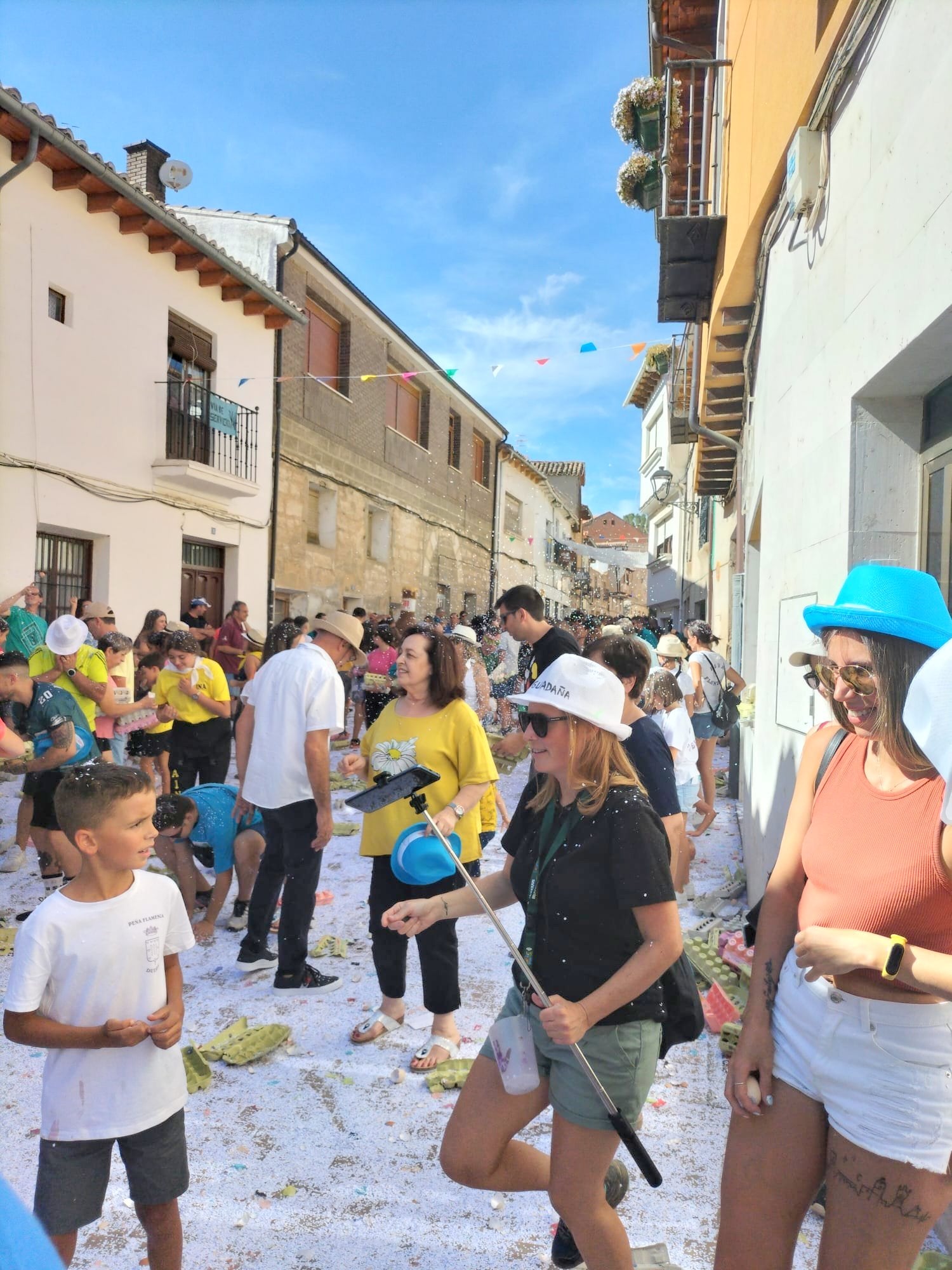 Dueñas vivió una batalla campal con su particular 'guerra de huevos'