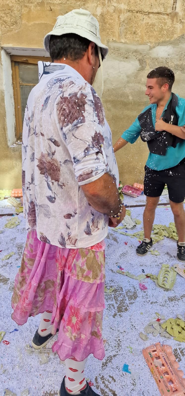 Dueñas vivió una batalla campal con su particular 'guerra de huevos'