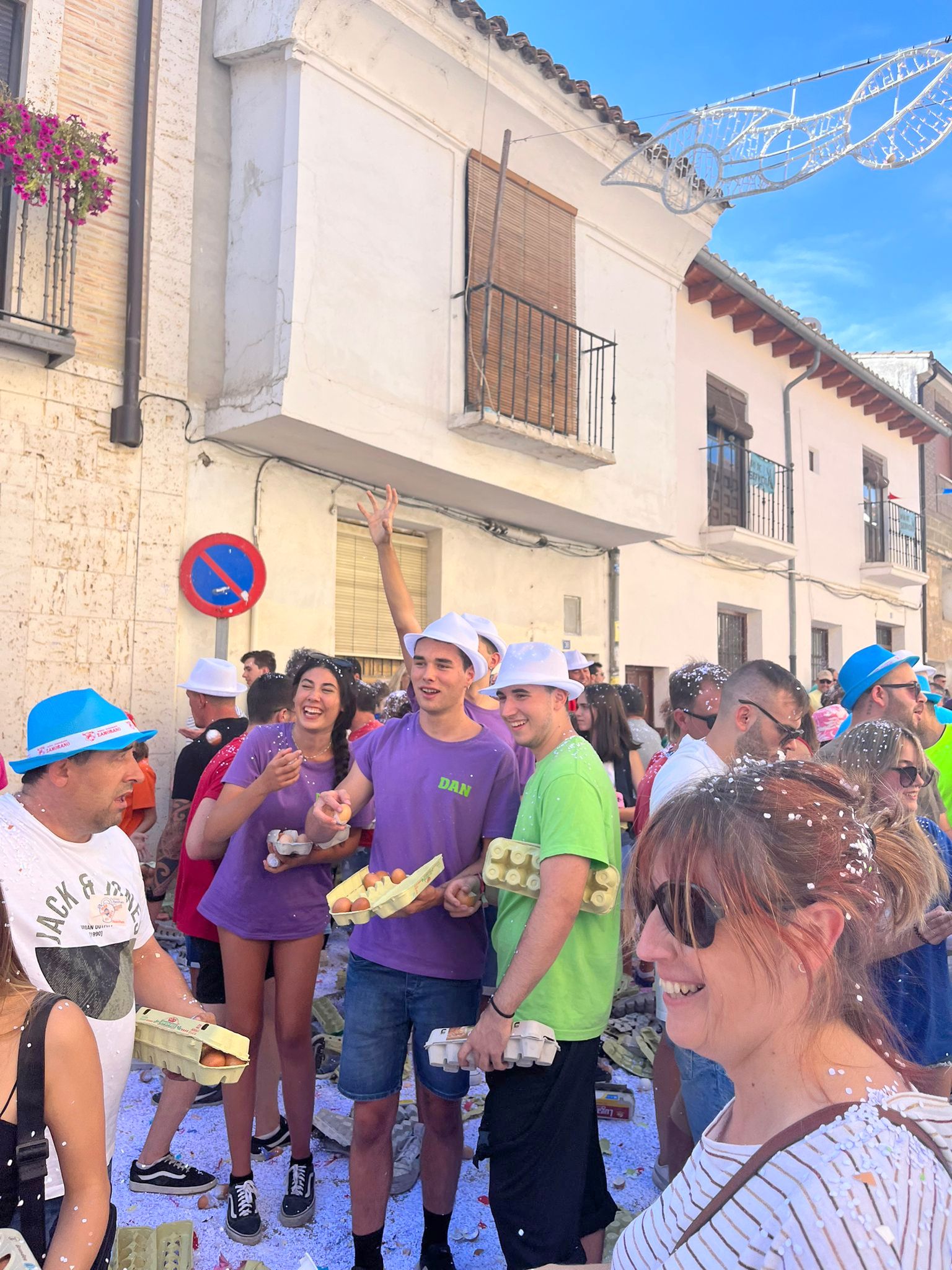 Dueñas vivió una batalla campal con su particular 'guerra de huevos'