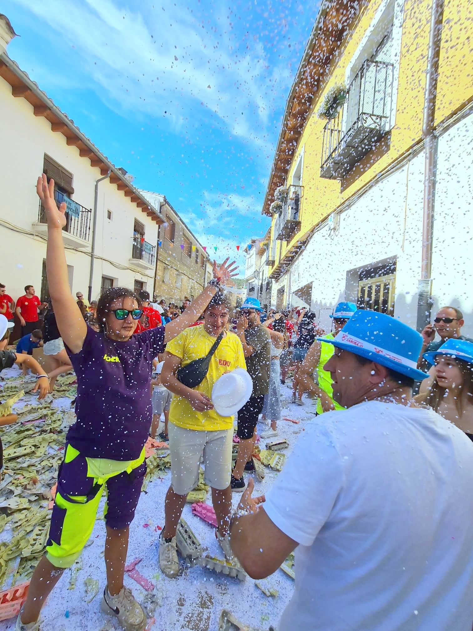 Dueñas vivió una batalla campal con su particular 'guerra de huevos'