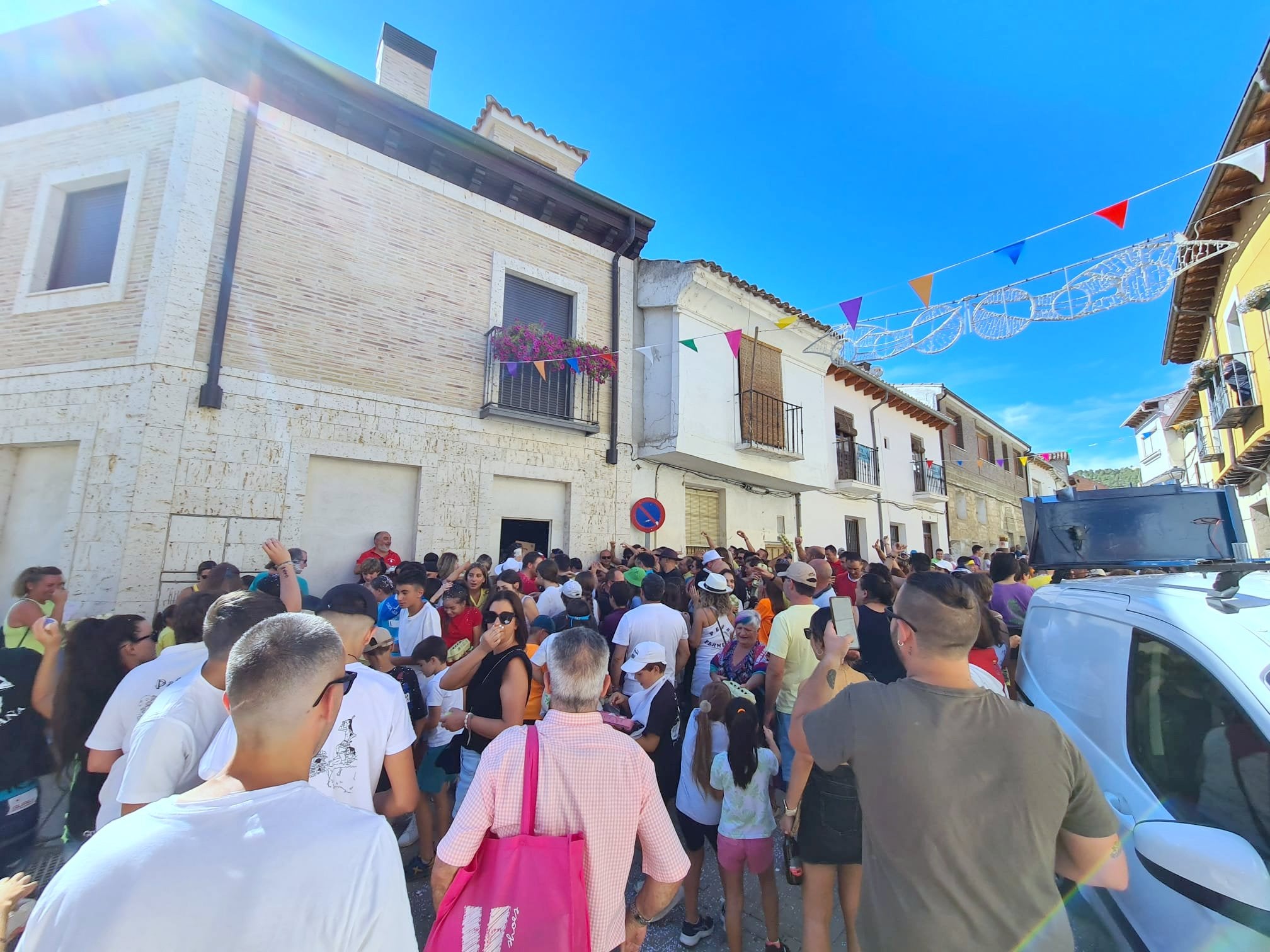 Dueñas vivió una batalla campal con su particular 'guerra de huevos'