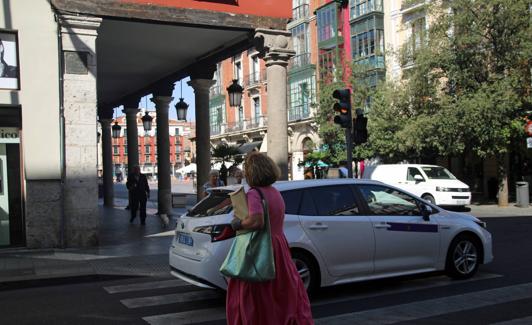 Una mujer cruza el paso de peatones de Duque de la Victoria, ahora en ámbar intermitente.