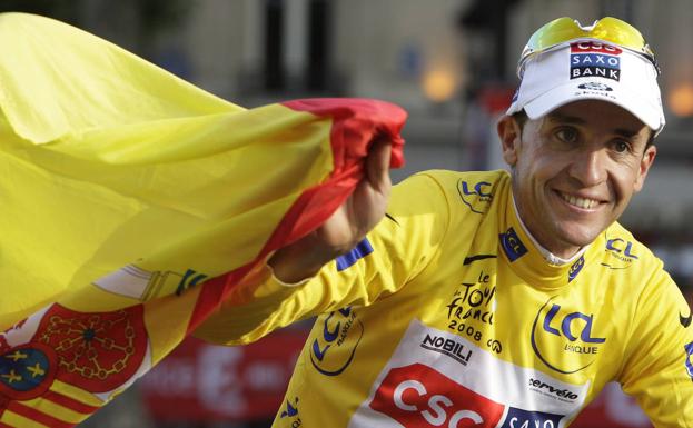 Carlos Sastre, celebrando la victoria en el Tour por las calles de París.