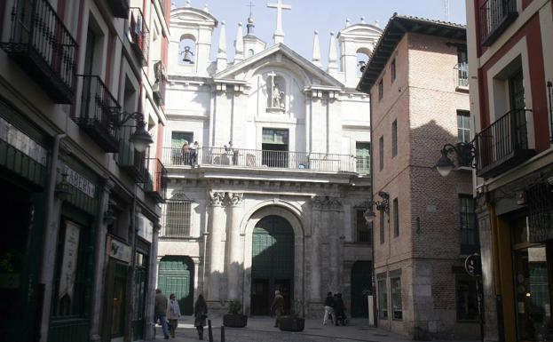 La iglesia de la vera Cruz, al final de la calle Platerías