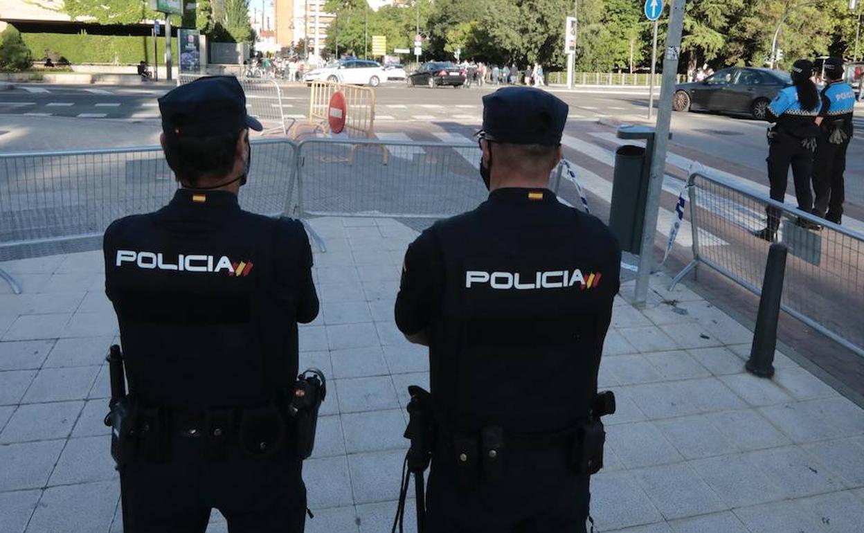 Agentes de Policía vigilan la zona del paseo de Isabel la Católica y Las Moreras en un evento. 