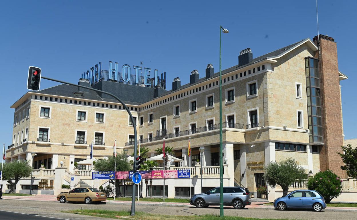 Fachada principal del Hotel Conde Ansúrez, en la avenida de Gijón. 