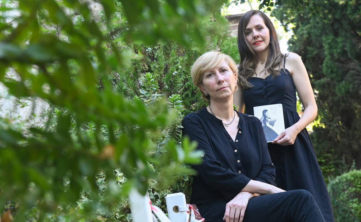 La editora Montse Ruiz y la ilustradora Laura Montes, en el jardín romántico de Zorrilla. 