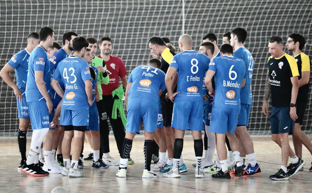 Pisonero imparte instrucciones en un tiempo en el partido disputado ante Burgos el pasado día 20. 