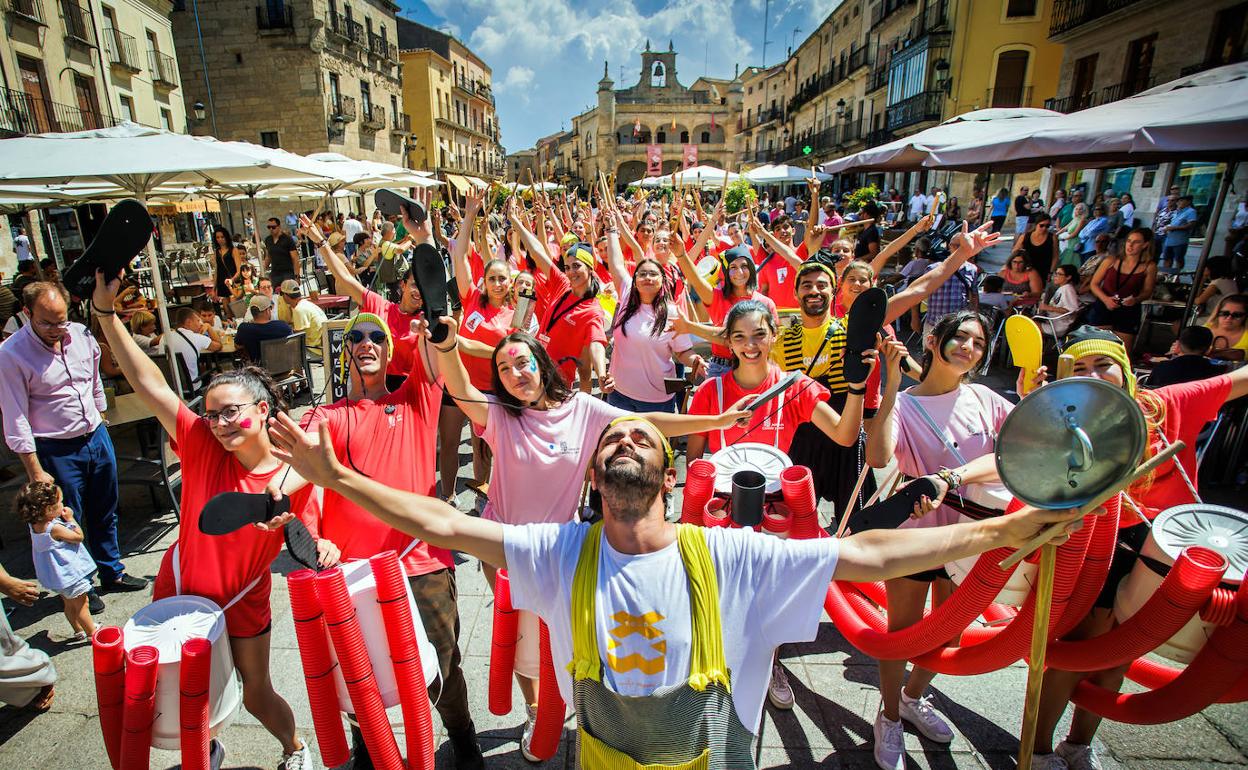 La compañía teatral de Portugal Crassh y el equipo de jóvenes de Divierteatro durante en el pasacalles realizado en la Plaza Mayor de Ciudad Rodrigo durante la Feria de Teatro de Castilla y León.