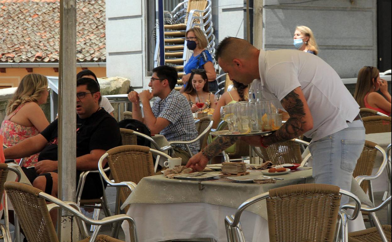 Valladolid: Los contratos en hostelería y cultura se disparan más del 70% en 2021
