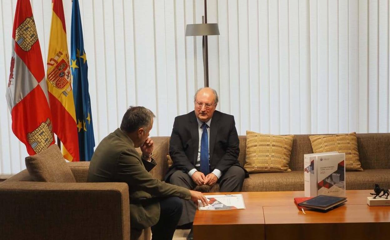 El presidente del CES, Enrique Cabero (de frente), con el presidente de las Cortes, Carlos Pollán.