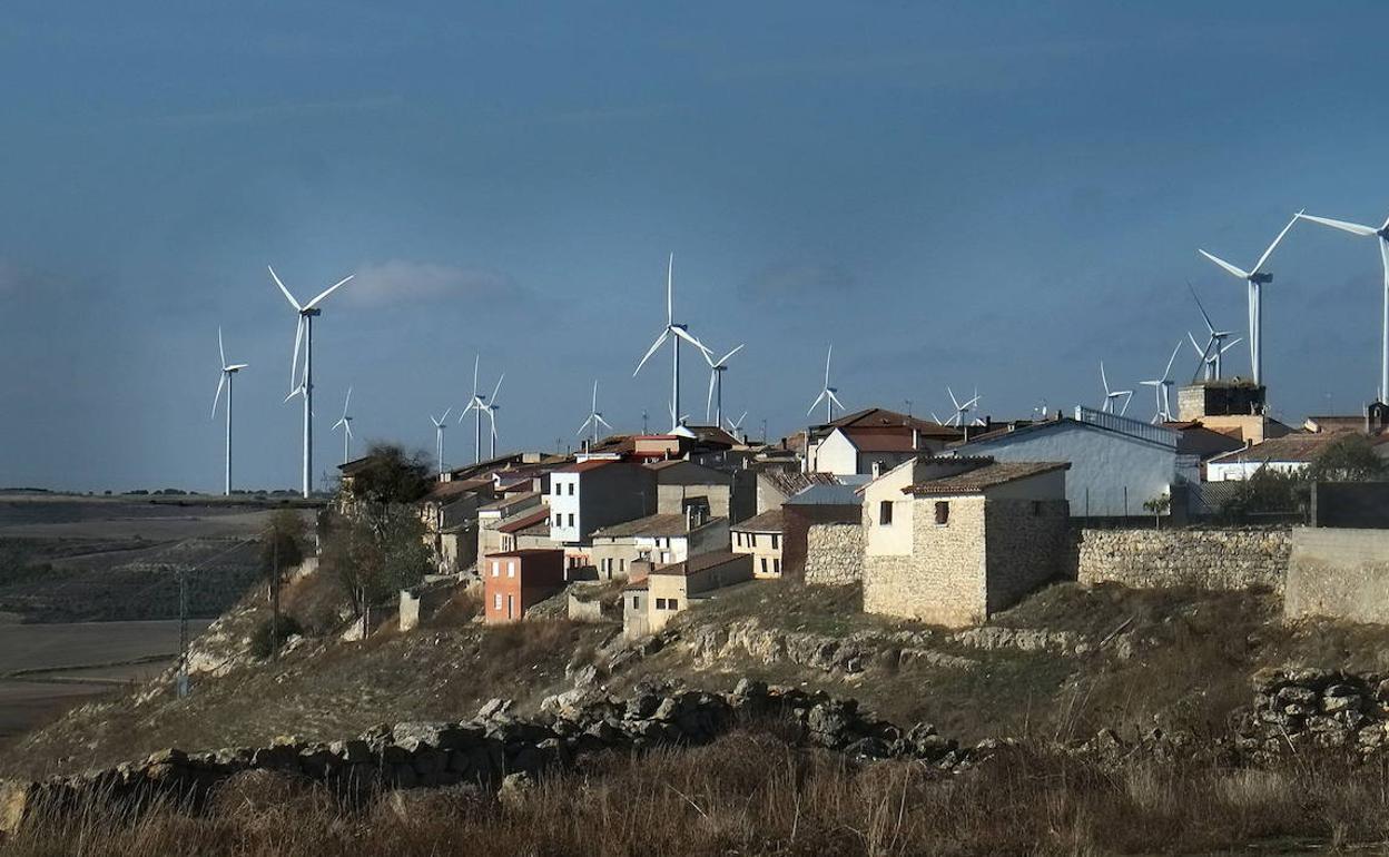 Vista de Peñaflor de Hornija, rodeado por algunos de los aerogeneradores instalados en su término municipal. 