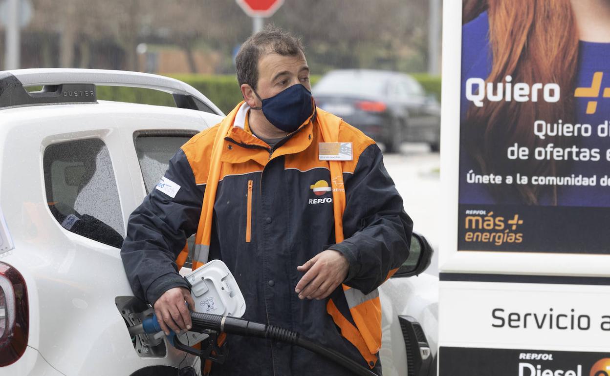 Operario de Repsol repostando un coche