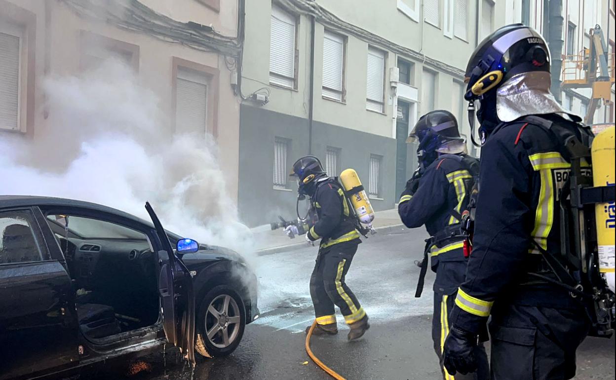 Imagen de los bomberos actuando en el conche incendiado. 