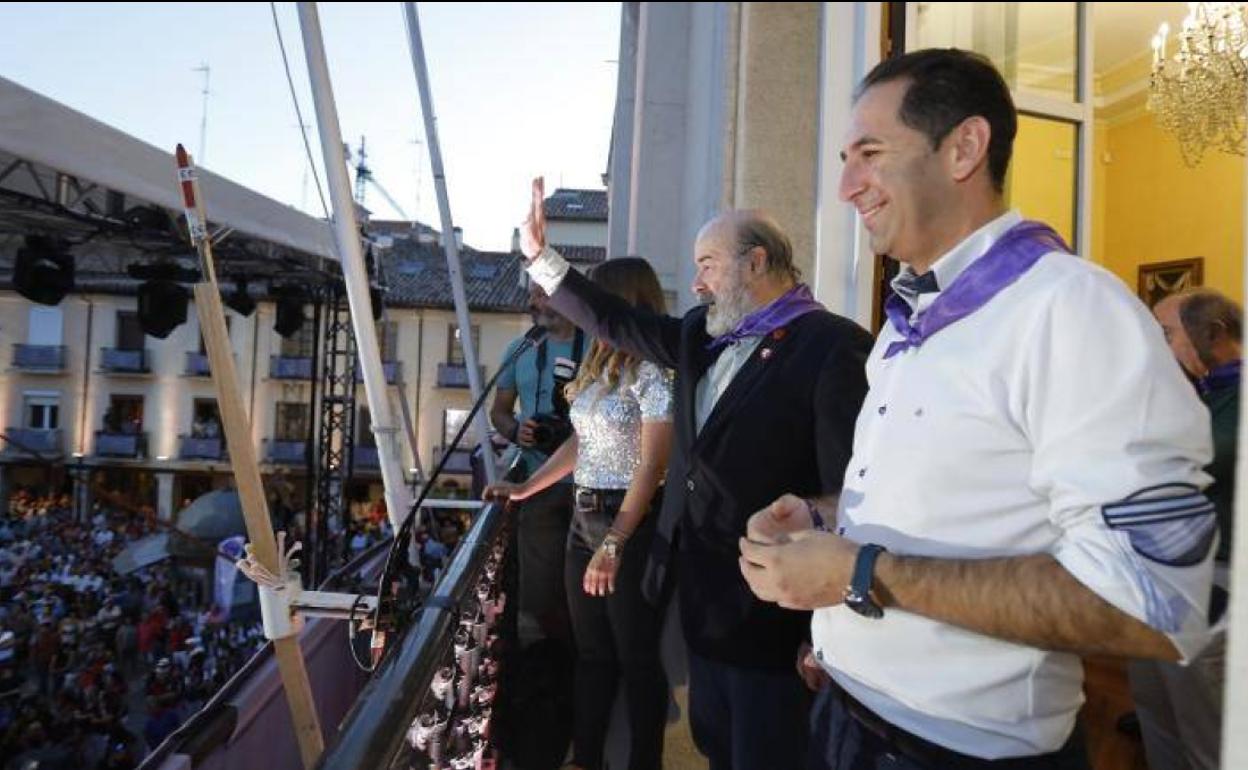 Resines, acompañado por el alcalde y la concejala de Festejos, saluda a los palentinos desde el balcón del Ayuntamiento.