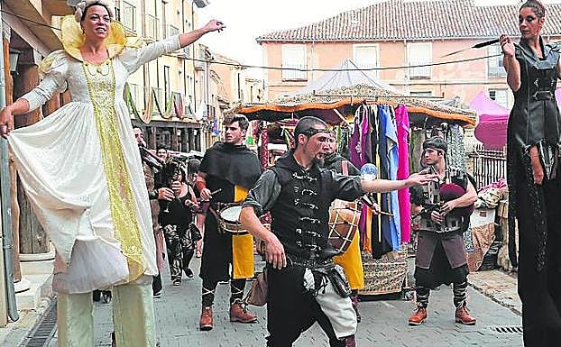 Animación de calle en el Mercado India Chica.