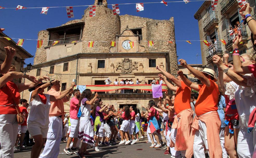 Vecinos bailen durante el pregón de las fiestas.