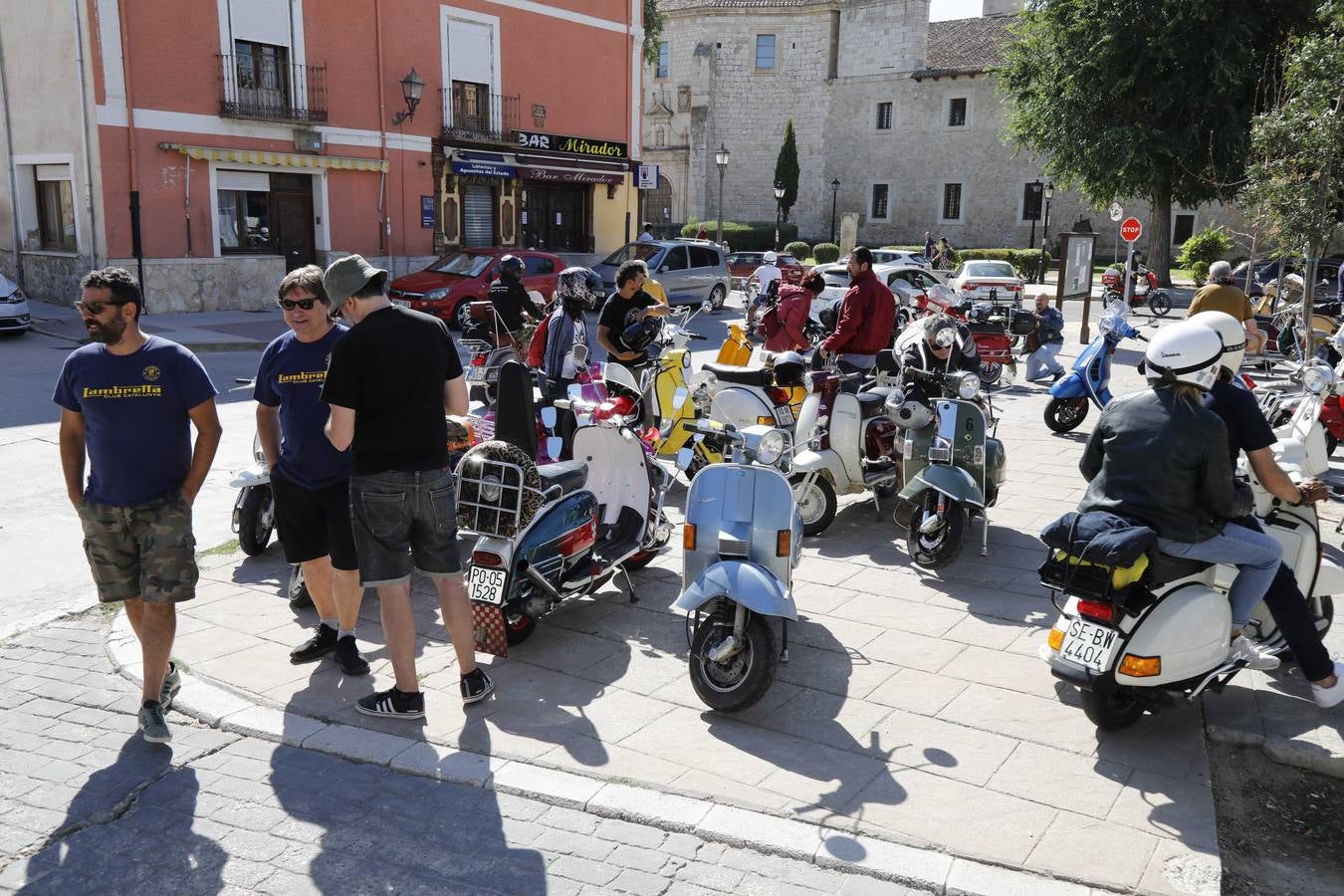 Fotos: Vespas y lambrettas protagonizan la Scooter Run Ribera del Duero en Peñafiel