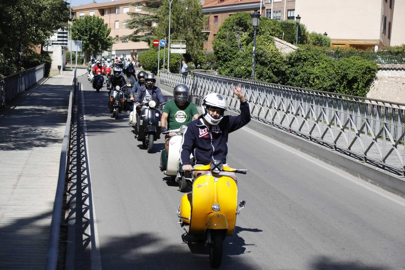 Fotos: Vespas y lambrettas protagonizan la Scooter Run Ribera del Duero en Peñafiel