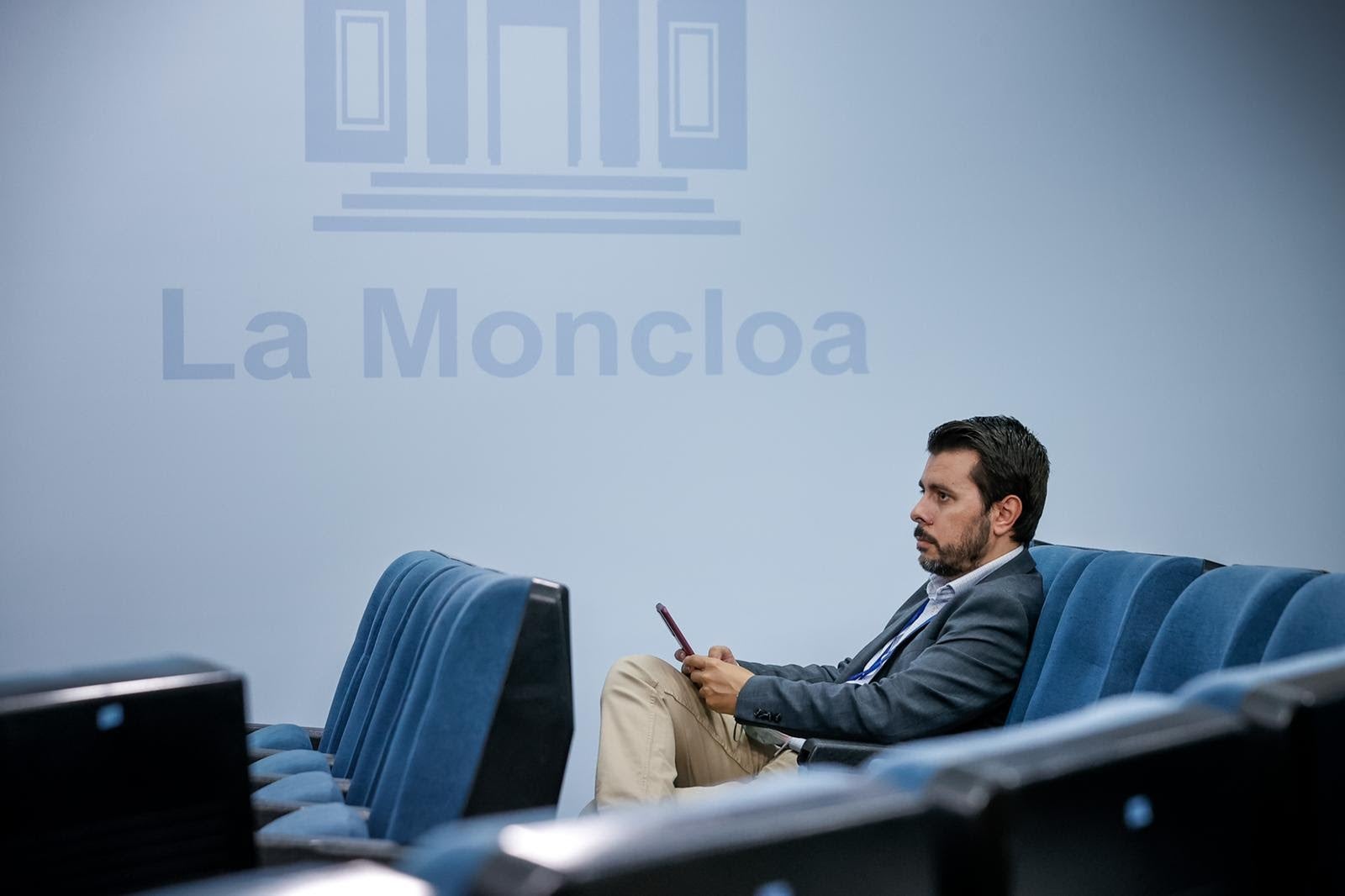 El periodista Ion Antolín, en la Sala de Prensa de La Moncloa. 