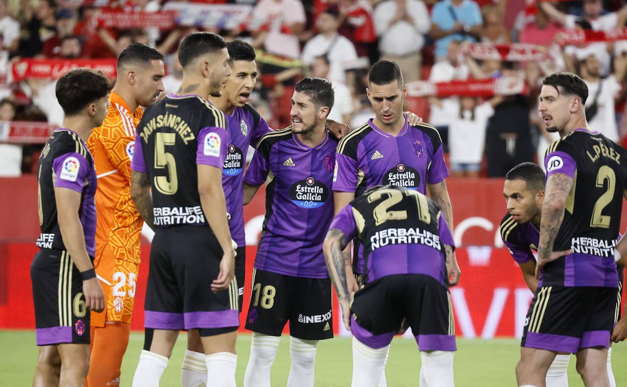 Varios futbolistas del Real Valladolid, el pasado viernes en el partido ante el Sevilla del Sánchez-Pizjuán