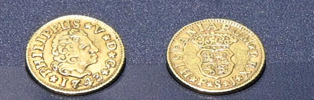 Cabezón de Pisuerga. Siglos XVIII-XIX. En 1963 se halló un conjunto de 73 monedas de oro de los reinados de Felipe V, Fernando VI, Carlos IIIy Carlos IV. Estos escudos son de la ceca de Sevilla (1743). 