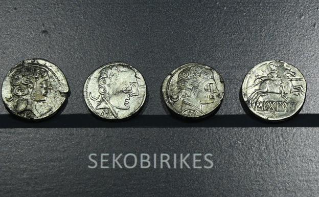 Padilla de Duero. s. I. a. C. Estas monedas pertenecen a dos tesorillos hallados en el poblado de Las Quintanas. Son denarios de plata, en este caso, de la ceca de Sekobirikes (actual Saelices, Cuenca). Suelen tener cabeza varonil en el anverso y jinete en el reverso. Hay también monedas procedentes de otros centros de fabricación.