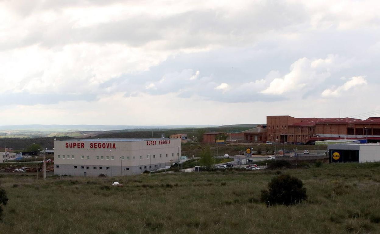 Terrenos donde se pretende construir el nuevo parque de medianas superficies.