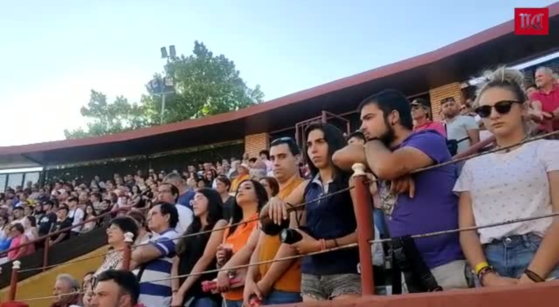 Minuto de silencio en la plaza de toros de Cuéllar por la muerte en accidente de tráfico de Jesús e Iker