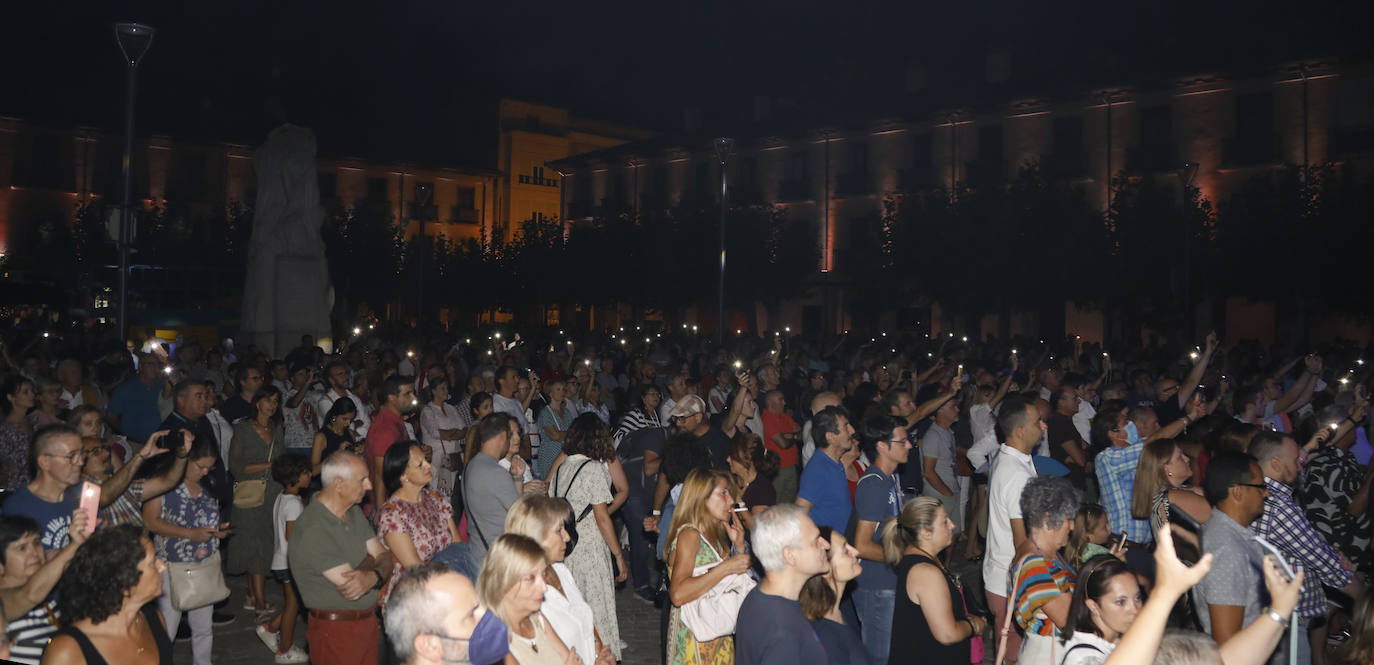 Fotos: Cómplices hace romántica la Plaza Mayor de Palencia